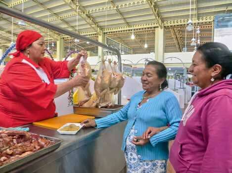 En un mercado ambateño se comercializa la carne de pollo al por menor.