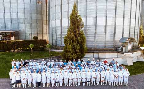 Empleados, técnicos y trabajadores en la planta de procesamiento de Grupo Oro.