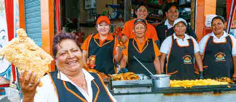 Susana Coba con sus agenciosos empleados del "Chancho Feliz" atienden con prontitud y
esmero a sus clientes.