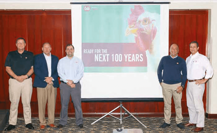 Delegados de COBB en el encuentro con avicultores e industriales de Ecuador
